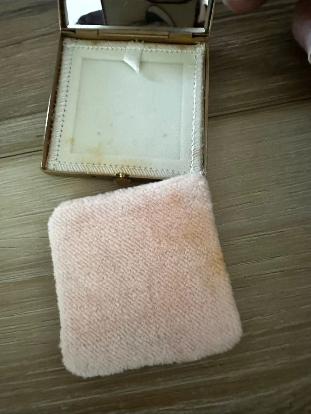 Vintage 1940s Majestic Compact